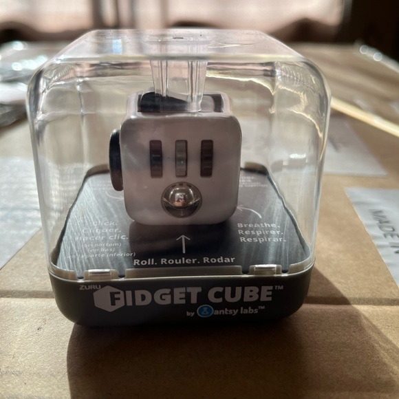 Zuru Original Fidget Cube by Antsy Labs - Picture 3 of 6